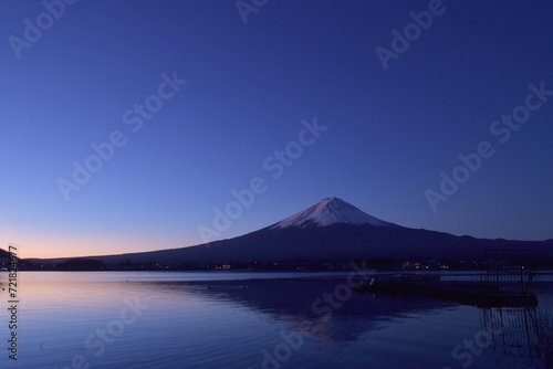 河口湖の美しい夜明け