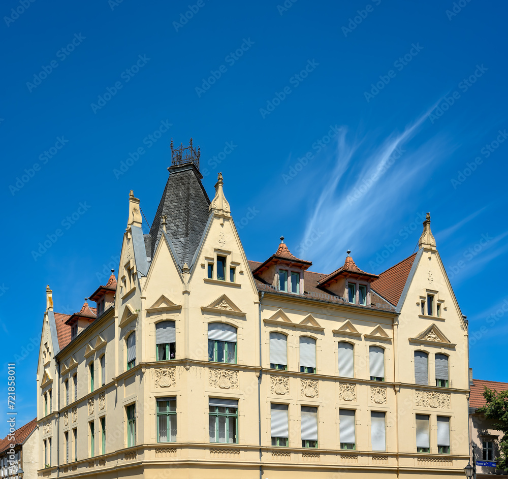 Denkmalgeschütztes Eckhaus der Jahrhundertwende mit prächtiger Schmuckfassade in der Altstadt von Nauen