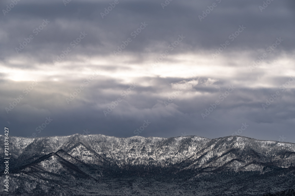 曇り空の下の雄大な雪山