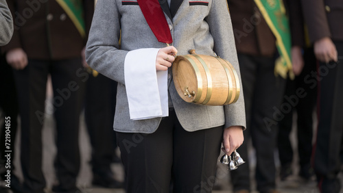 Marketenderin der Musikkapelle mit Schnapsfässchen
