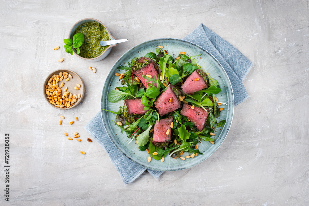 Traditioneller gemischter Salat mit Spinat gefüllten Roastbeef Röllchen ... Traditioneller gemischter Salat mit Spinat gefüllten Roastbeef Röllchen ...