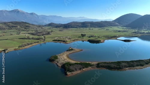 Lago di Canterno, vicino fiuggi, Frosinone, Lazio, Italia.
Vista aera panoramica del lago circondato da borghi medievali. photo