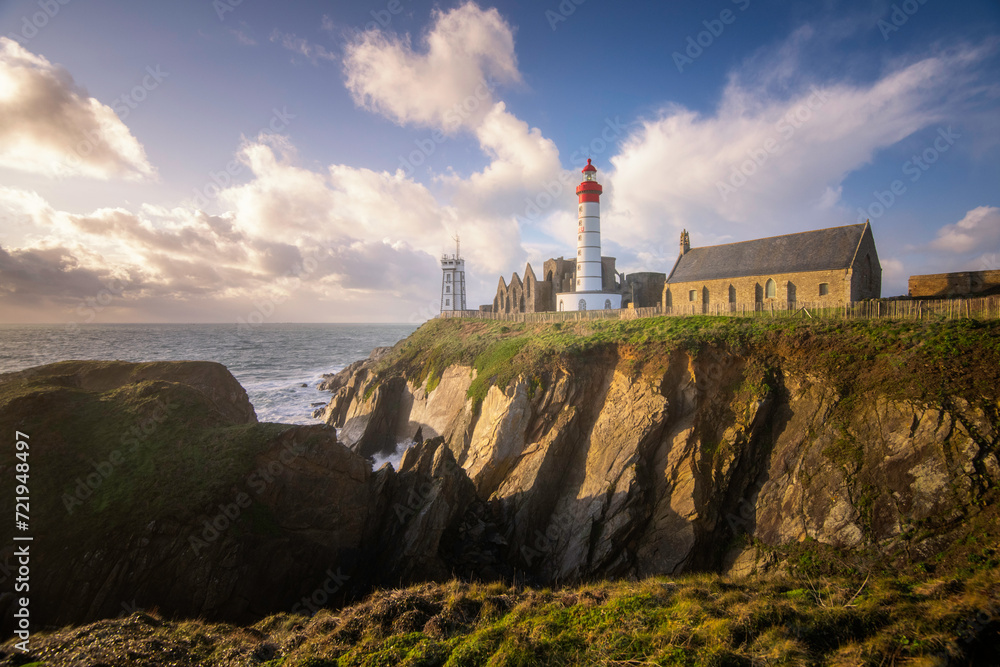 Phare et semaphore sur le bord de mer en Bretagne sous un ciel bleu légèrement nuageux, la pointe saint mathieu dans le finistere