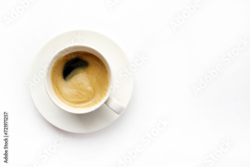 Una tazza di caffè isolata su fondo bianco. Vista dall'alto. Copia spazio.