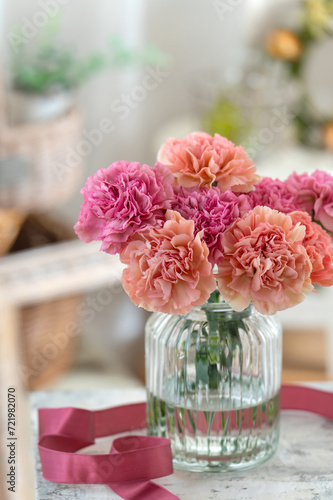 Wallpaper Mural 花瓶に飾られた母の日のカーネーション Torontodigital.ca