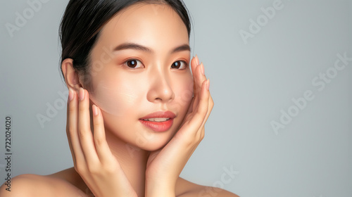 Mulher com as mãos no rosto após um tratamento de estética 