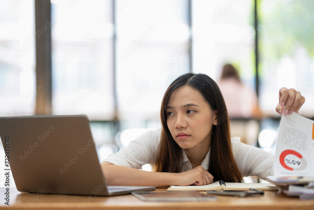 Employees sit and work stressed, work hard, feel bored and dizzy from work, and make mistakes. Employees sit and work stressed, work hard, feel bored and dizzy from work, and make mistakes.