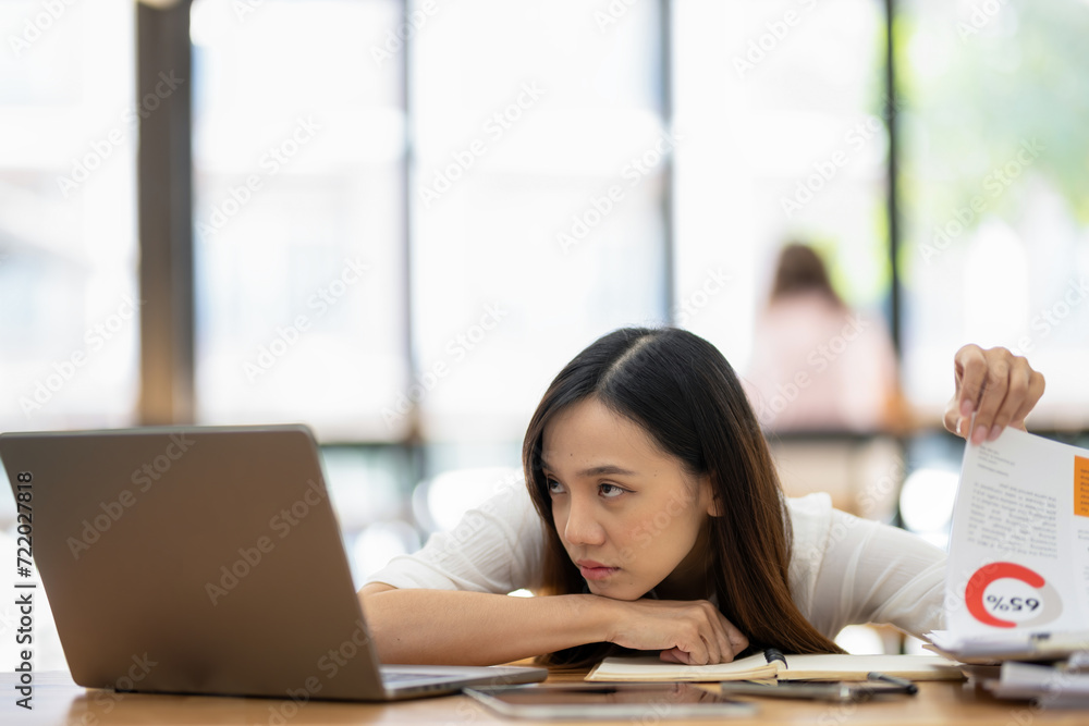 Employees sit and work stressed, work hard, feel bored and dizzy from work, and make mistakes. Employees sit and work stressed, work hard, feel bored and dizzy from work, and make mistakes.