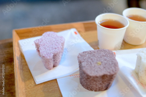 In the bustling Dadaocheng, there is a time-honored Chinese dim sum and steamed cake shop. On the plate are chestnut steamed cake, plum steamed cake, sesame steamed cake, and red bean steamed cake.