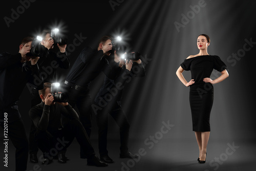 Fotografi Photographers taking pictures of beautiful woman