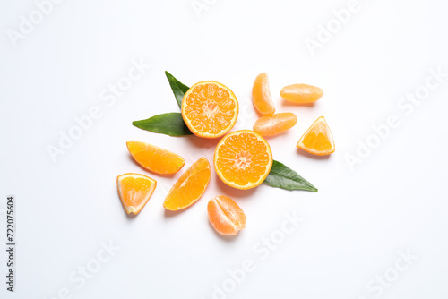 Fototapeta Naklejka Na Ścianę i Meble -  Composition with fresh ripe tangerines and leaves on white background, flat lay. Citrus fruit