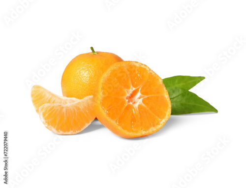 Fototapeta Naklejka Na Ścianę i Meble -  Fresh ripe juicy tangerines isolated on white