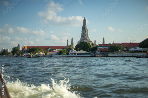 Fotografie A scenic view of the wat arun temple from across the river under a clear blue sky