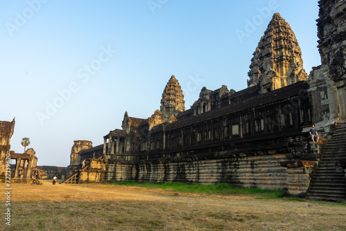 Foto The ancient grandeur of Angkor Wat temple at sunset