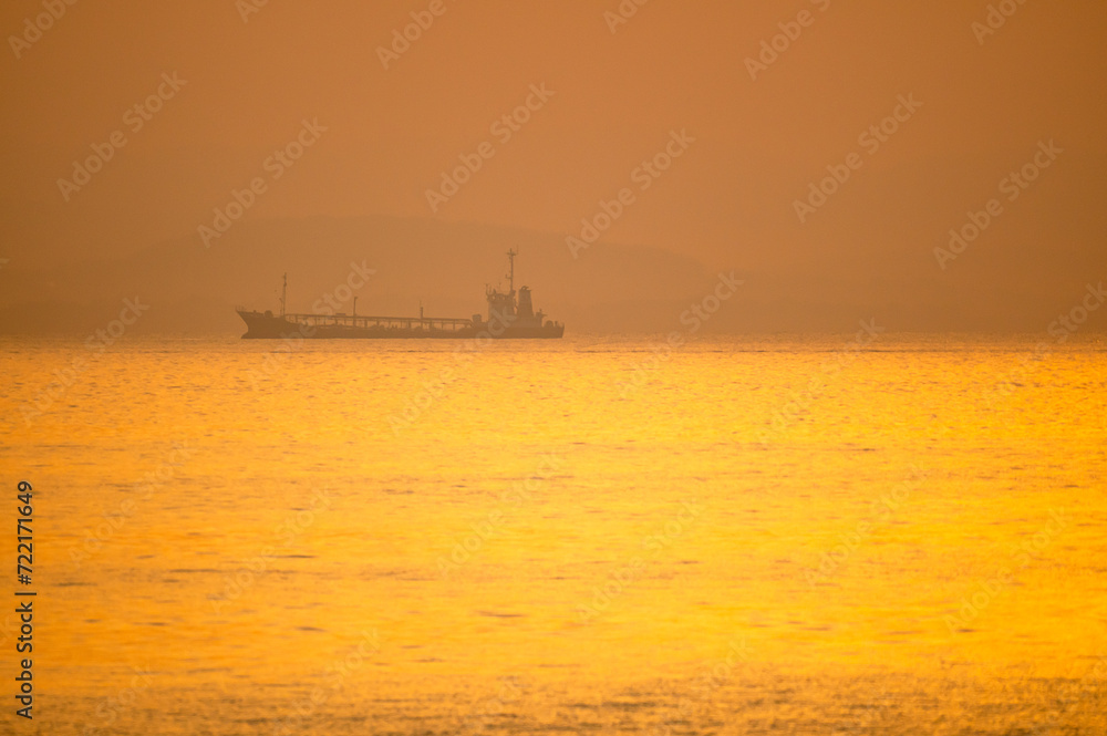 朝焼けの映える海と船のシルエット20190606-2