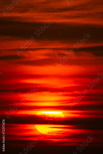 赤く焼ける雲と太陽20200621-2 photo