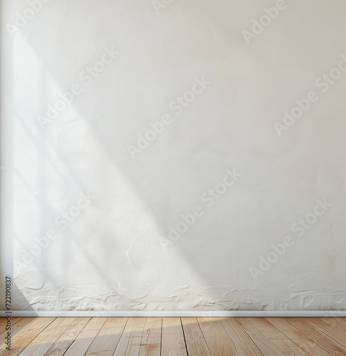 Mock-up, mur vierge en ciment blanc gris avec l'éclairage d'une fenêtre en diagonale, parquet en bois chêne clair. Tons clairs neutres photo