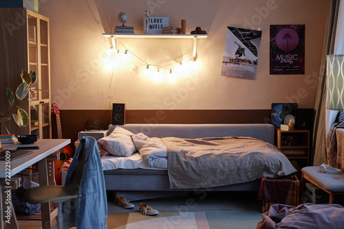 Foto Background image of teens room interior with comfortable unmade bed and posters