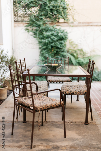 table and chairs in a garden © Leslie Rodriguez