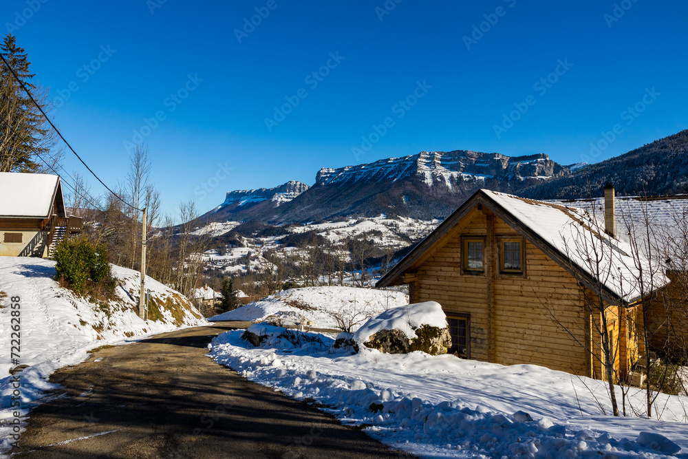 Falaises de l’Aulp du Seuil en hiver depuis la hameau du Villard, à Saint-Pierre-d’Entremont, au cœur du parc naturel régional de Chartreuse