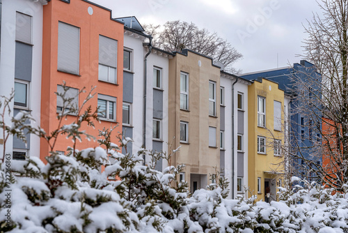 Farbige Wohnhäuser in Frankfurt am Main im Winter