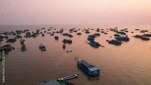 Village floattant (vu du ciel) au large des cotes du lac prés de Siem Reap, Cambodge, Asie