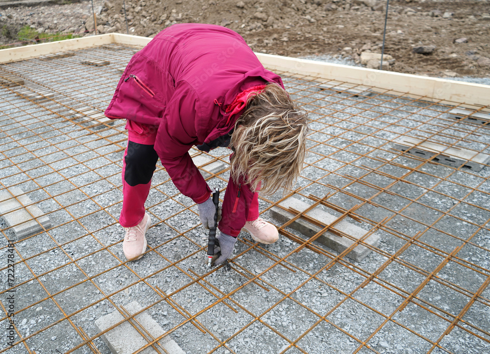 ferraillage et pose d'un treillis par une femme sur dalle de béton sur — free download
