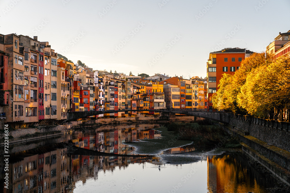 Fluss Onyar mit Blick auf bunte Häuser und Brücke  in Girona in Katalonien im Nordosten Spanien