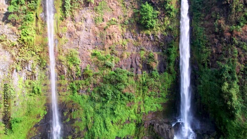 L'immense et magnifique cascade de Tad Fan se jetant dans un cratère naturel, sur le plateau du Bolaven, région de Champasak au Laos, Asie du sud-est  photo