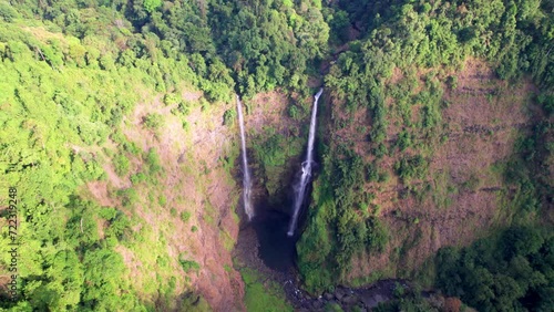 L'immense et magnifique cascade de Tad Fan se jetant dans un cratère naturel, sur le plateau du Bolaven, région de Champasak au Laos, Asie du sud-est  photo