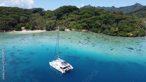 Tableau sur toile Cruise boats in Auea Bay, Huahine, Leeward Islands, French Polynesia