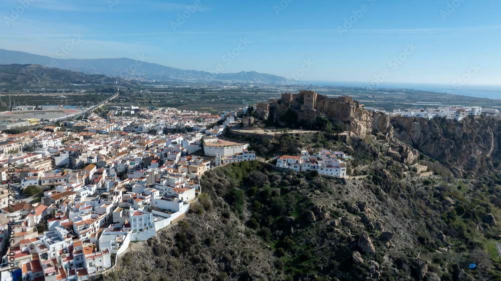 vista aérea del municipio de Salobreña en la costa tropical de Granada, Andalucía