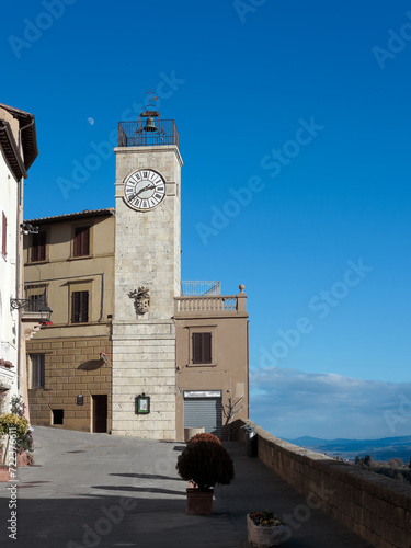 Torre dell'orologio a Chianciano Terme photo