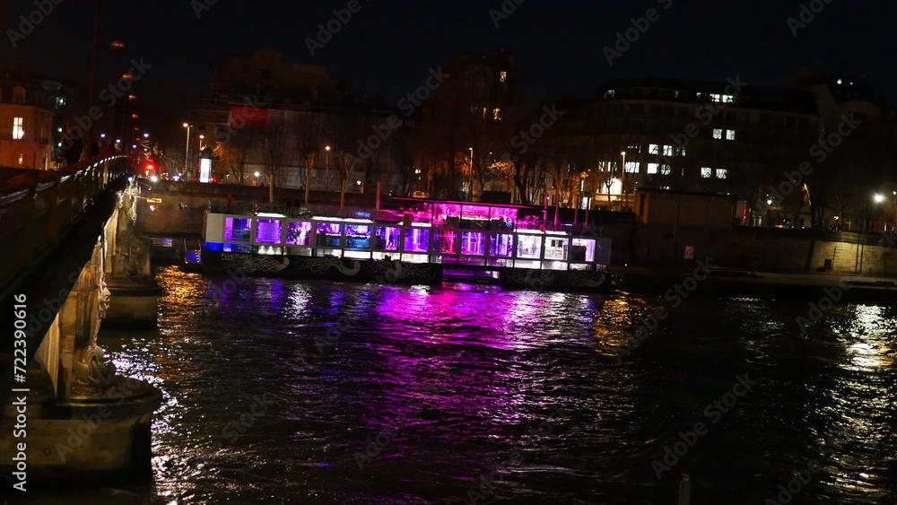 Reflexion lumière sur la surface d'eau, sur la Seine, la nuit, éclairage de lampadaires, ciel bleu foncé ou noir, beauté urbaine, effet photographique lumineux, pont historique, Paris, promenade 
