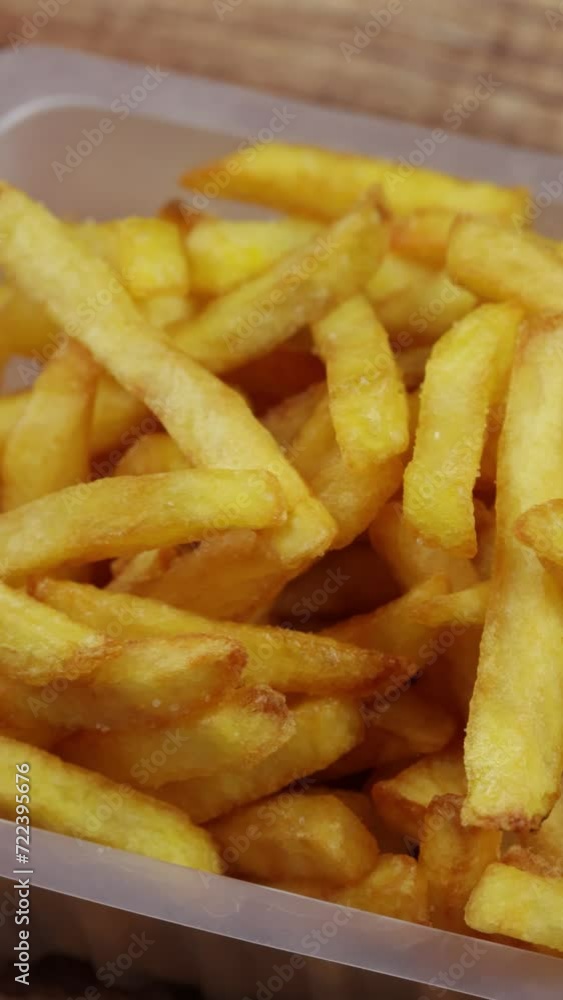 barquette de frites, en gros plan, sur une table barquette de frites, en gros plan, sur une table