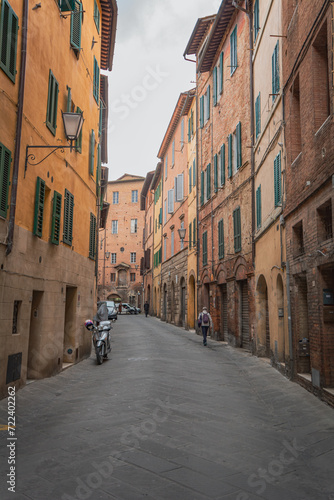 Fototapeta Naklejka Na Ścianę i Meble -  Street in Siena, Italy