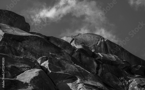 Montanhas altas a preto e branco photo