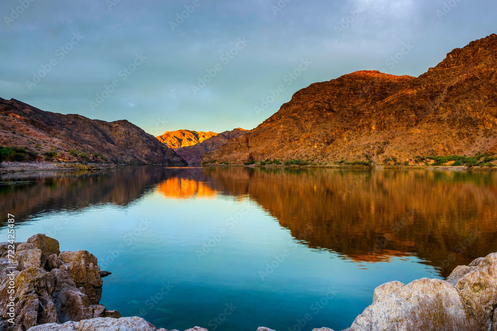 Sunrise at Lake Mojave - Serene 4K Ultra HD Image of Desert Oasis
