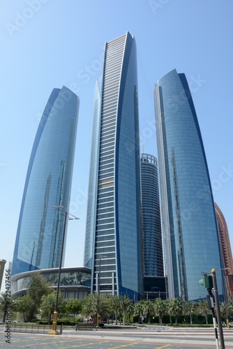 Trío de rascacielos en Abu Dhabi, Emiratos Árabes Unidos