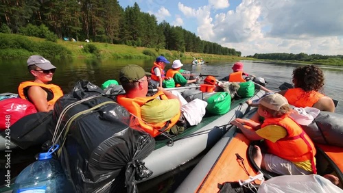 Eight people in three canoe disengage on Tvertsa river 