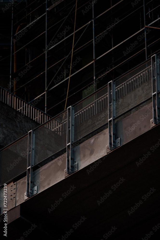 Fototapeta premium Medienbunker in Hamburg mit neuer Dachbegrünung und Gipfelpfad, noch in der Bauphase, September 2023