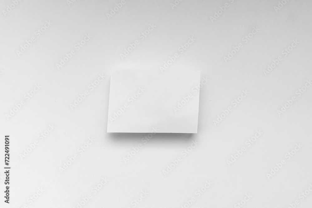 leerer papierstreifen, textfrei - für Notizen auf weißem papierstreifen auf farbigem Buntpapier leerer papierstreifen, textfrei - für Notizen auf weißem papierstreifen auf farbigem Buntpapier