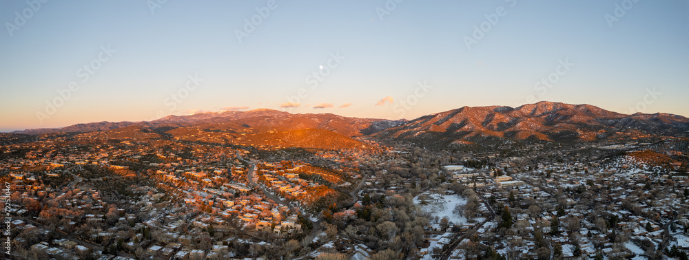 Obraz premium Sunset drone panorama above Santa Fe, New Mexico in the winter.