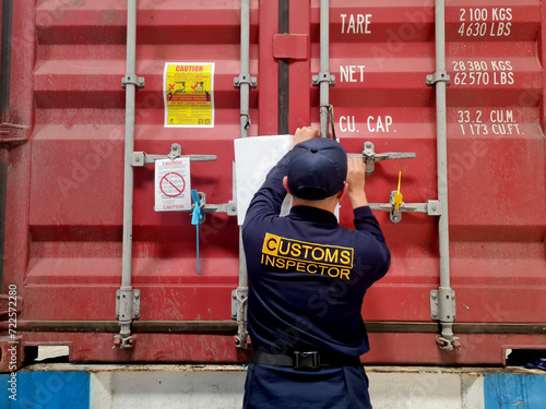 Customs officers carry out investigations on import and export goods in containers. Customs officers at the port seal and inspect the container doors