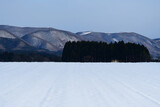 雪の畑と山