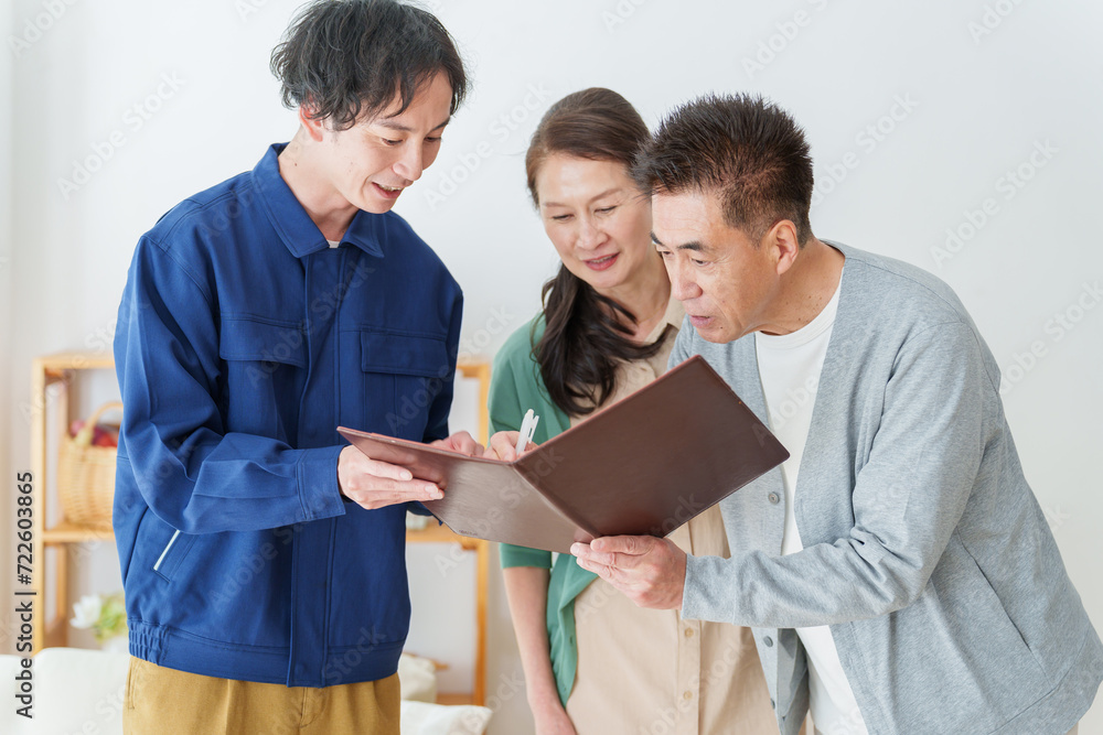契約書を確認するシニア夫婦 契約書を確認するシニア夫婦