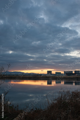 湖上に映る夕焼けと雲の美しい風景 © 隆行 平家