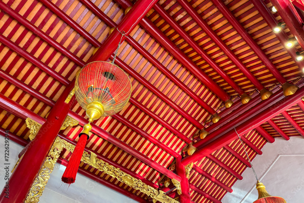 Naklejka premium Temple adorned with glowing Chinese lanterns