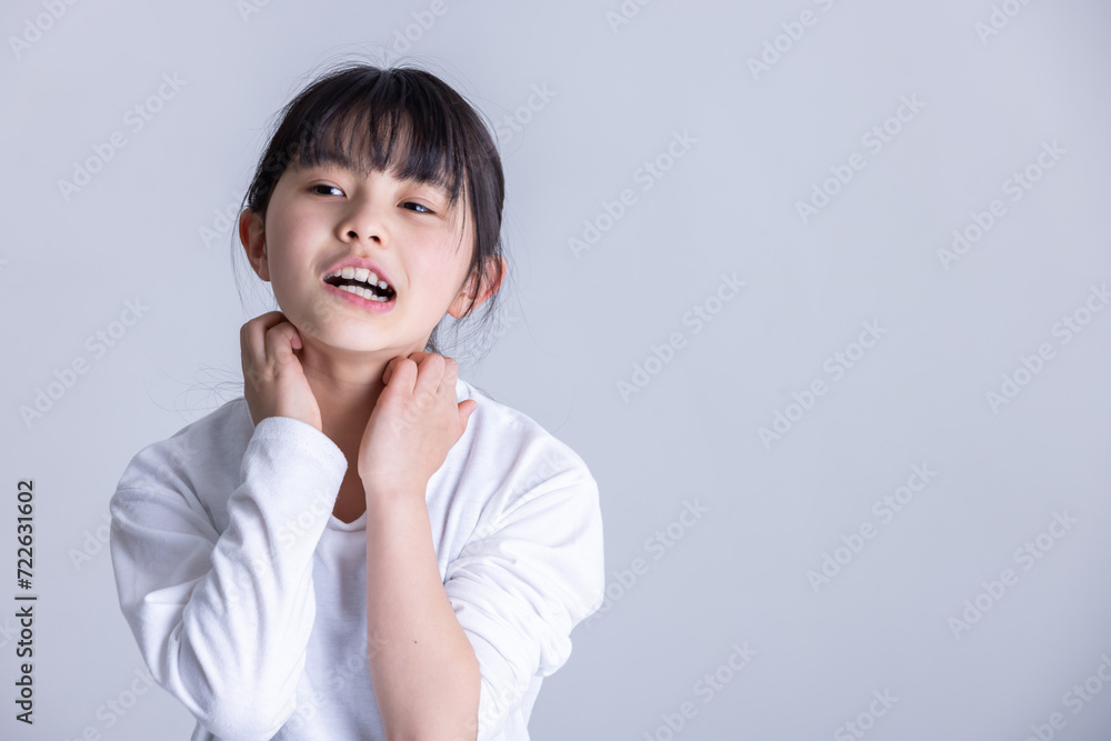 痒くて辛そうな女の子 Itchy and painful girl 痒くて辛そうな女の子 Itchy and painful girl