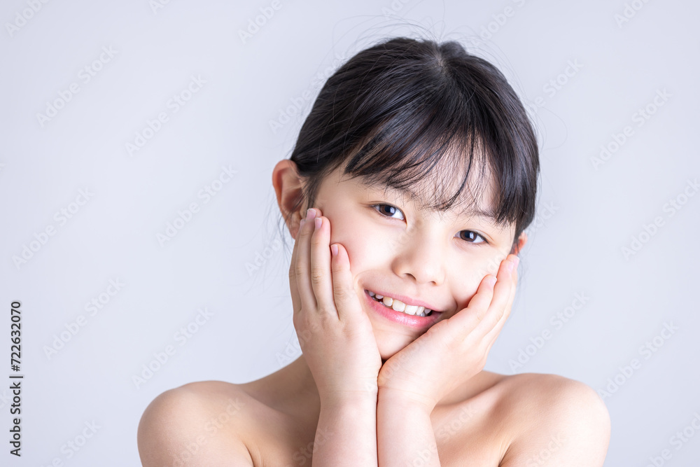 スキンケアする女の子　girl doing skin care